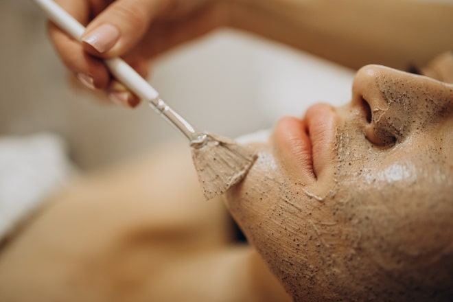 Aplique el exfoliante para humedecer la piel
