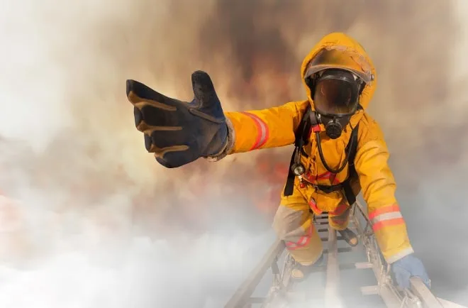 bomberos rescataron sobrevivientes Bombero rescatando personas en el día del bombero