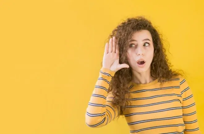 Mujer escuchando sobre la ley de borrón y cuenta nueva
