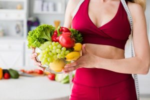 dieta balanceada con frutas y verduras mujer con frutas y verduras