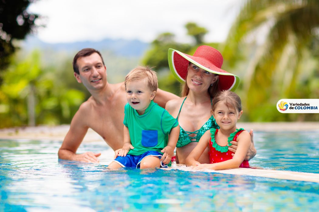 Foto de familia disfrutando de la piscina de una finca en alquiler