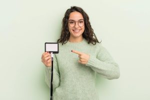 mujer con carnet