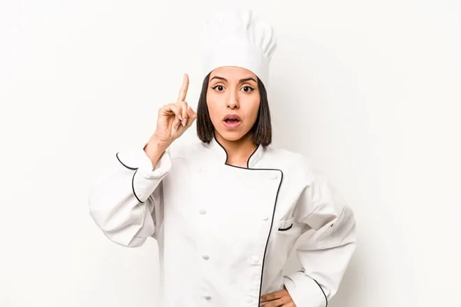 mujer chef optimiza el nombre de la receta