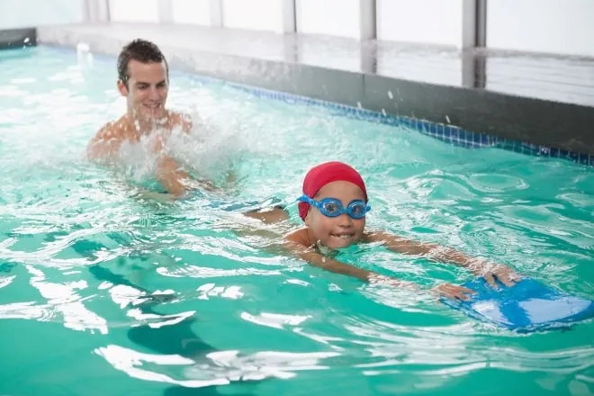 Aprender a nadar con profesores de natación