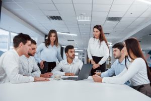 Personas en reunión para evaluación basada en competencias