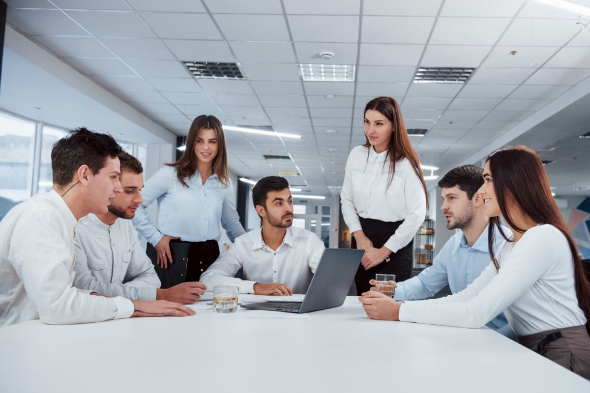 Personas en reunión para evaluación basada en competencias