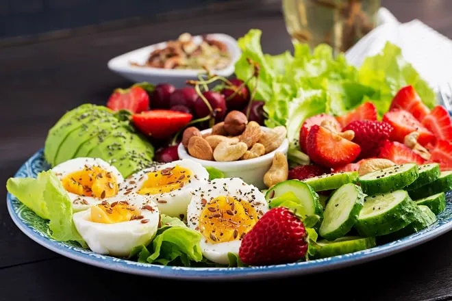 Beneficios de una Dieta Equilibrada Alimentos variados que favorecen una vida saludable