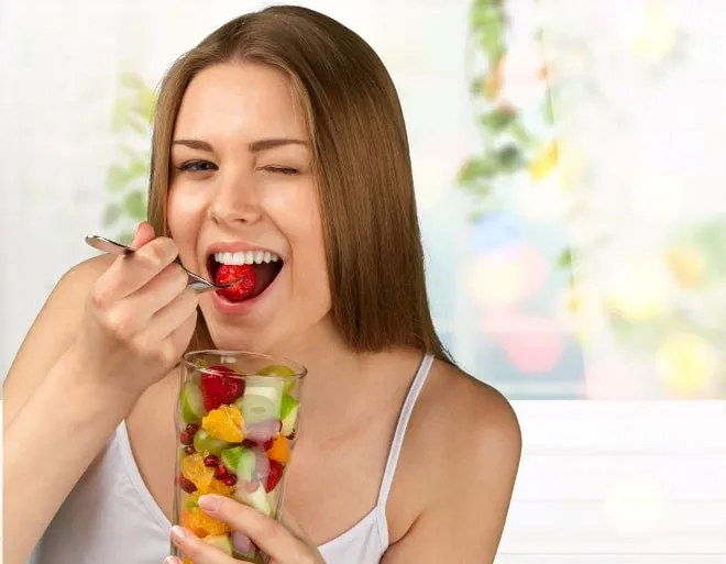 Nutrientes Esenciales en Cada Bocado Frutas frescas destacando sus nutrientes esenciales