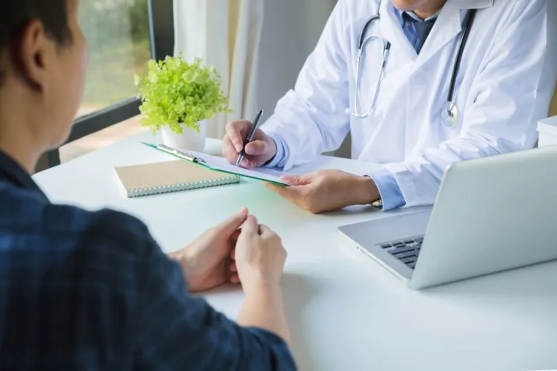 Explicación médica sobre la hiperplasia prostática benigna