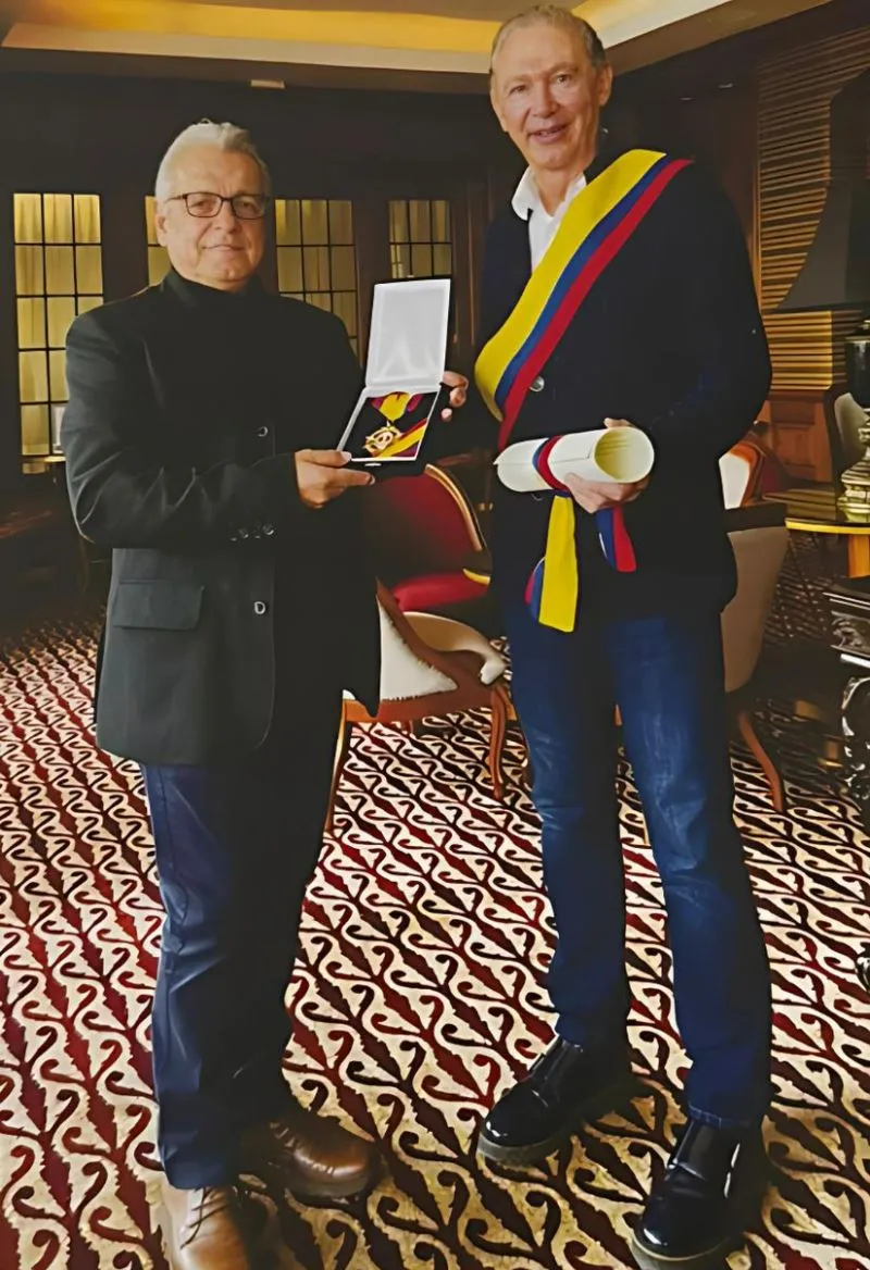 Orden Civil al Merito Social Gran Cruz de Oro Reconocimiento prestigioso del Colegio Nacional de Periodistas