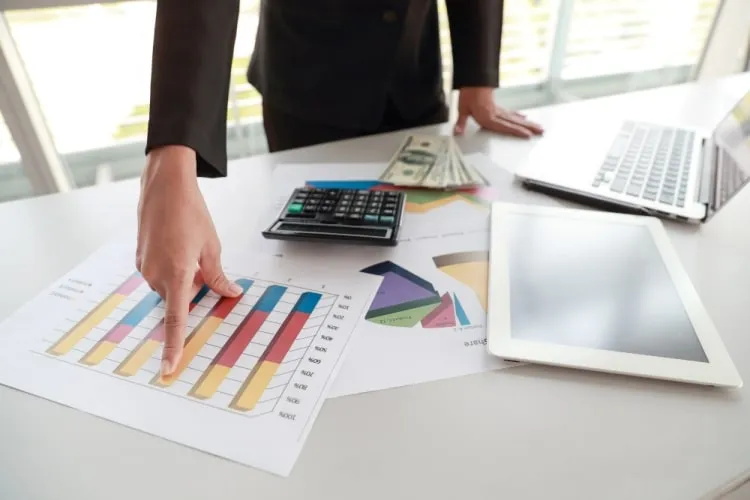 Proceso de evaluación y control de gastos administrativos empresariales