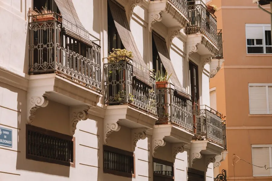 Imagen de C&oacute;mo decorar balcones peque&ntilde;os con ideas pr&aacute;cticas y aprovechar mejor el espacio