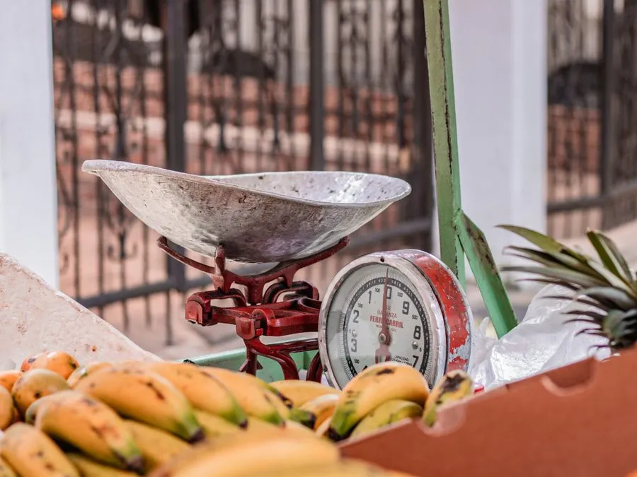 Frutas maduras seleccionadas en un mercado